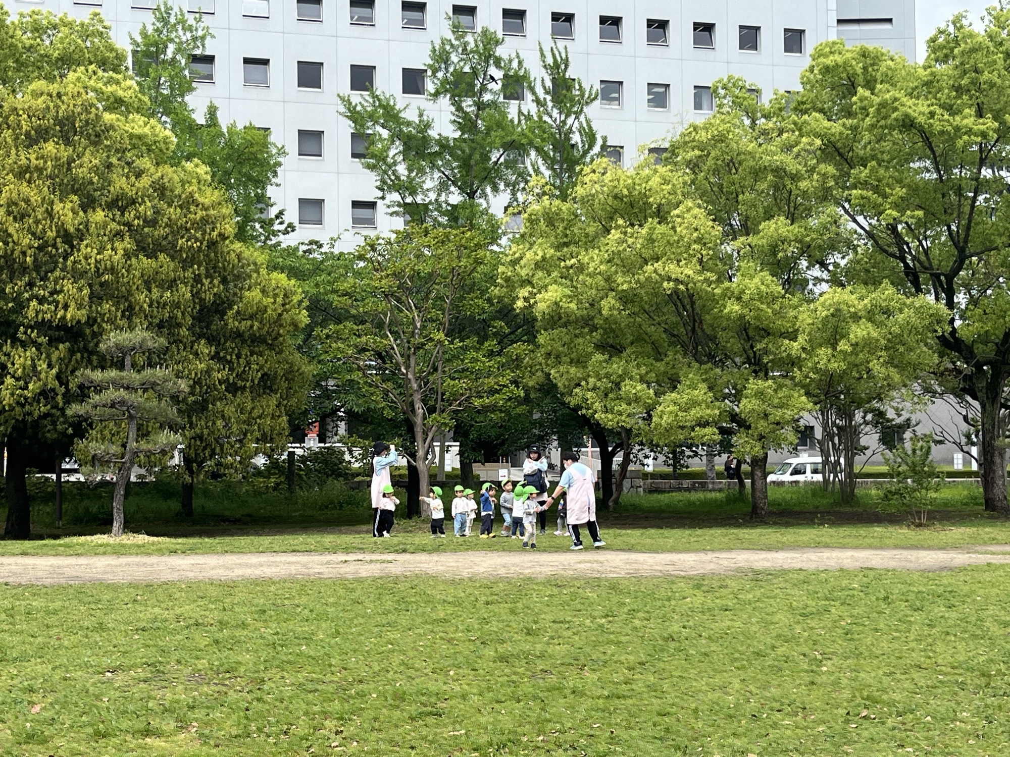幼稚园老师带小朋友玩耍