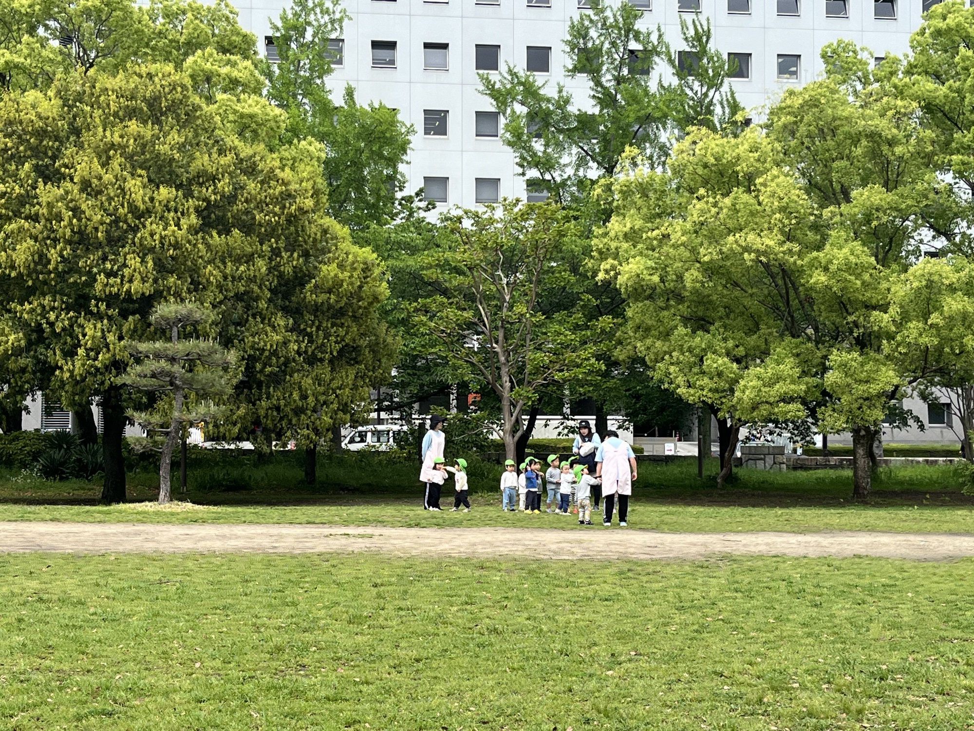 幼稚园老师带小朋友玩耍